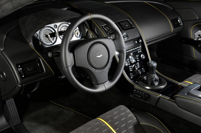 آستون مارتین V8 ونتیج جی تی مدل 2016