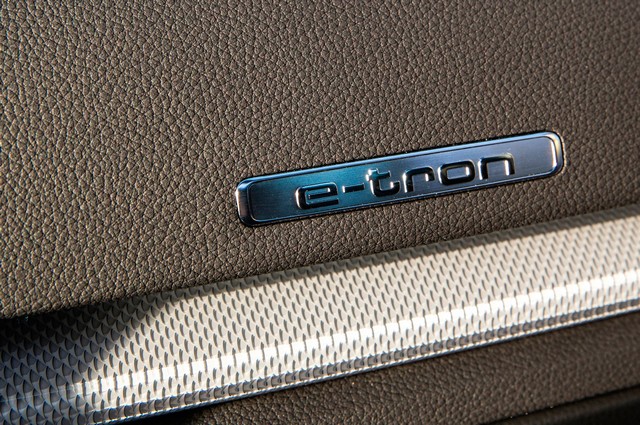 آئودی A3 اسپرت بک e-tron مدل 2016