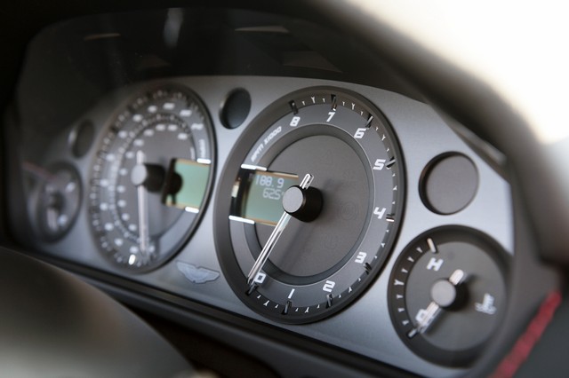 آستون مارتین V8 ونتیج جی تی مدل 2016