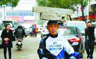 دوچرخه سواری پیرمرد چینی با بلوک 34 کیلویی روی سرش!
